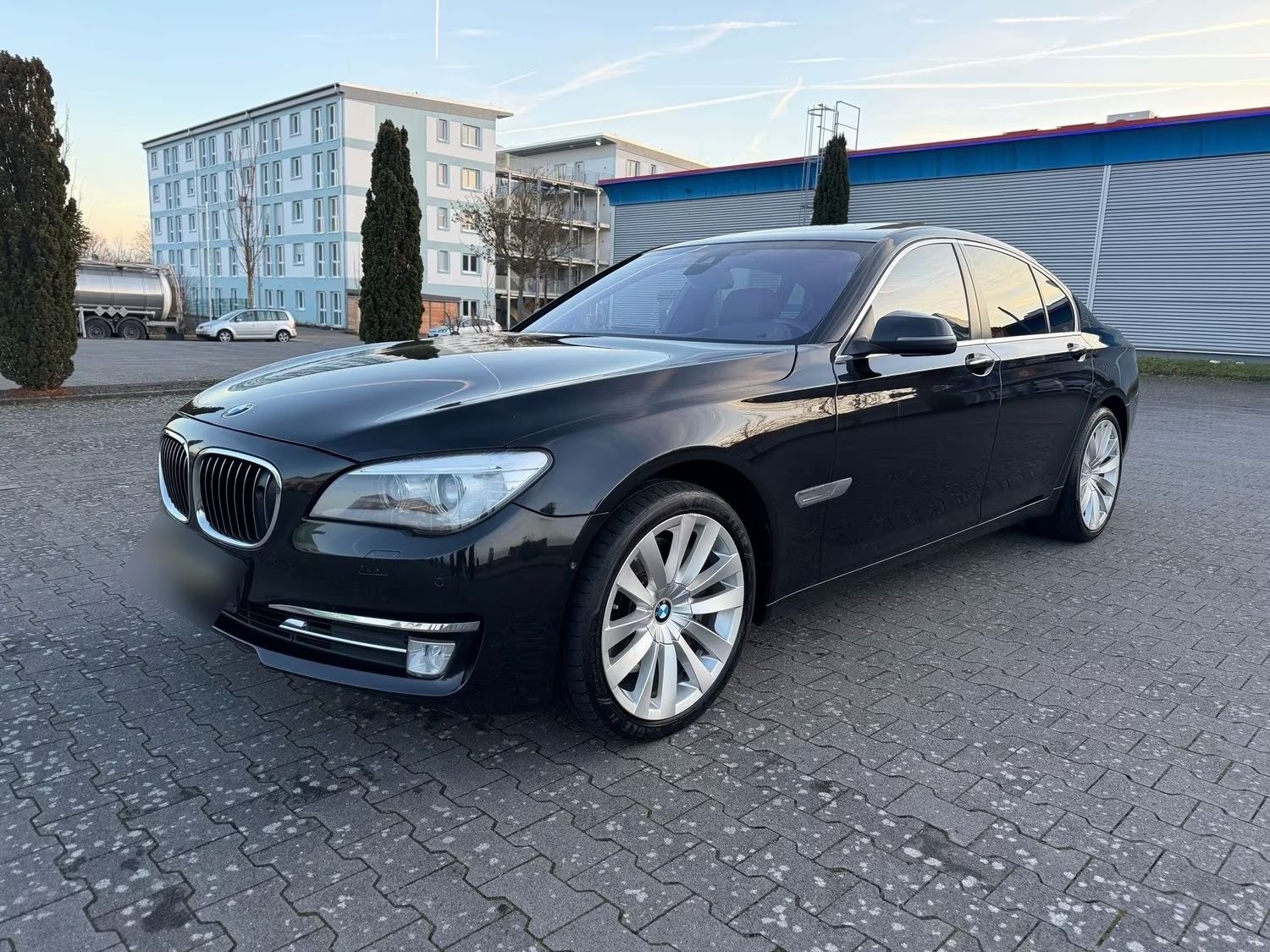 BMW 750 FULL BLACK - FULL OPTION