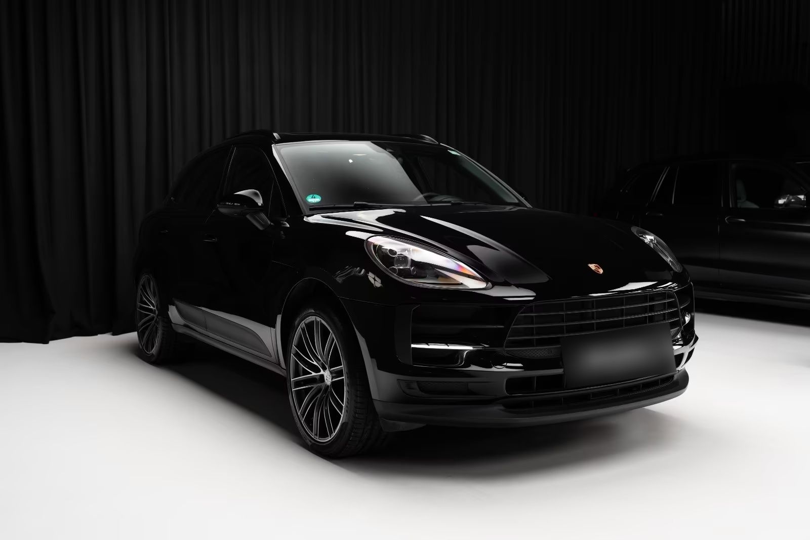 PORSCHE MACAN - FULL BLACK FULL OPTION