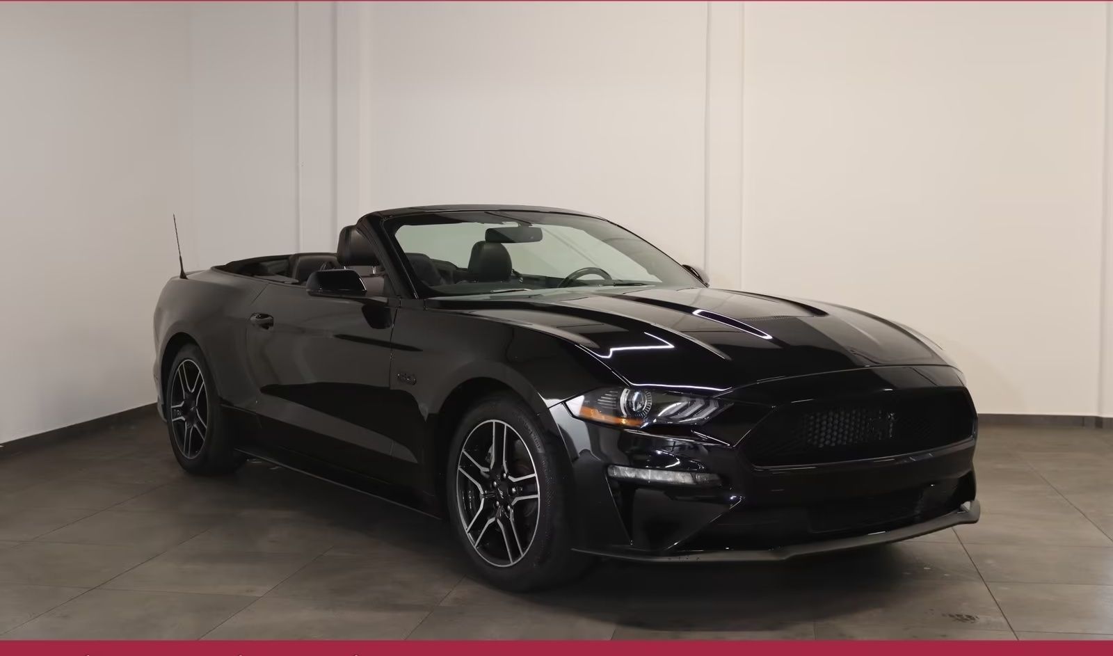Ford Mustang FULL BLACK - FULL OPTION