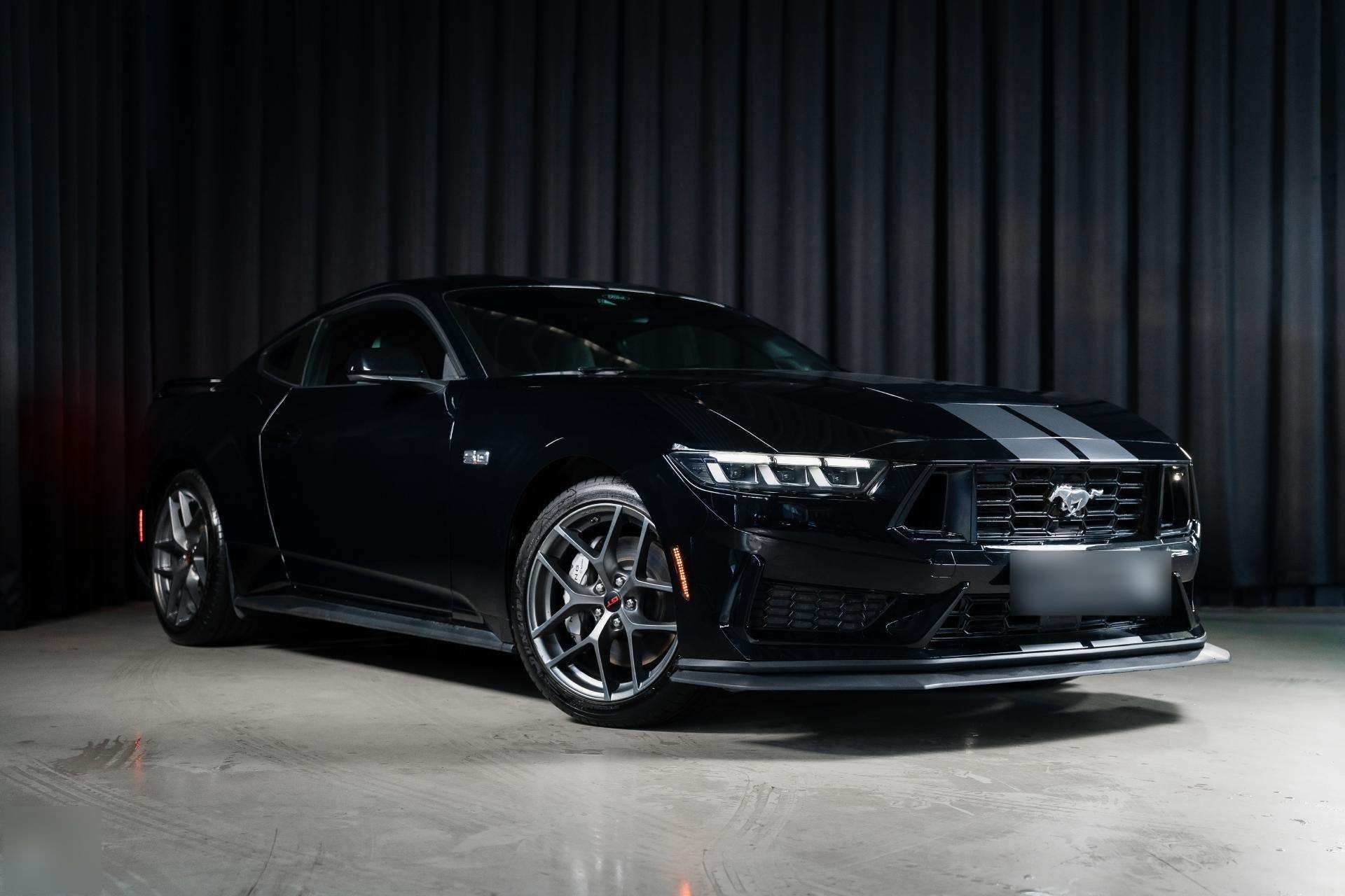 FORD MUSTANG - FULL BLACK