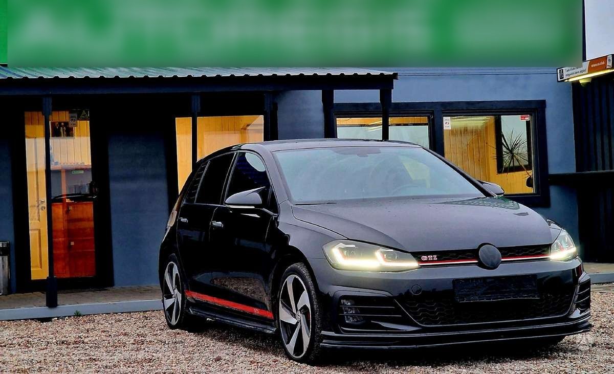 Volkswagen Golf - FULL BLACK - FULL OPTION