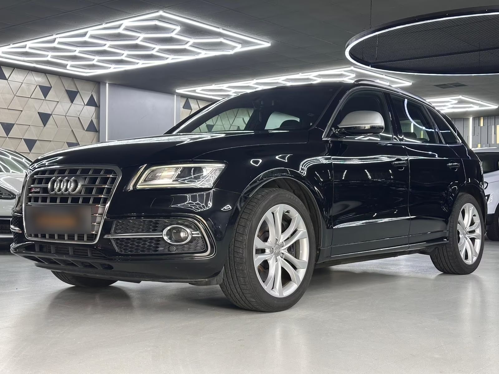 AUDI SQ5 FULL BLACK - FULL OPTION