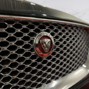 Jaguar XJ R-SPORT 3.0 V6 340CH AWD – Élégance & Performance en British Racing Green | CarPlay | LED