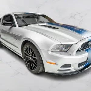 Ford Mustang GT CUIR PREMIUM CAMÉRA AVANT XÉNON – 424 CH FOR-253-2025 Caractéristiques Techniques Kilométrage : 115 500 km Mise en circulation : 01/2014 Carburant : Essence Couleur : Argent Nombre de places : 4 Nombre de portes : 3 Équipements : Sécurité ABS (Antiblocage des roues): Empêche les roues de se bloquer lors d’un freinage d’urgence, améliorant ainsi la maniabilité et la distance de freinage. ESP (Contrôle électronique de stabilité): Ce système améliore la stabilité du véhicule en cas de perte d’adhérence, réduisant ainsi le risque de dérapage. Isofix: Permettent d’installer des sièges pour enfants en toute sécurité. Confort Sièges sport: Offrent un excellent maintien et un confort accru, particulièrement lors de conduite dynamique. Volant en cuir: Assure une prise en main agréable et sportive. Volant multifonction: Permet de contrôler diverses fonctions du véhicule sans quitter le volant. Climatisation automatique: Maintient une température intérieure constante et agréable. Réglage électrique des sièges: Facilite le réglage de la position de conduite. Accoudoir central: Offre un espace de repos pour le bras et augmente le confort. Sièges chauffants: Assure un confort optimal, surtout pendant les mois froids. Technologie Écran tactile: Facilite l’utilisation des différentes fonctions du véhicule. Système de navigation: Guide le conducteur vers sa destination. Bluetooth: Permet de connecter votre smartphone pour passer des appels et écouter de la musique. Ordinateur de bord: Fournit des informations sur le véhicule (consommation, autonomie, etc.). Régulateur de vitesse: Maintient une vitesse constante, ce qui est particulièrement utile sur autoroute. Extérieur Jantes en alliage: Améliorent l’esthétique du véhicule et offrent une meilleure adhérence. Feux de jour à LED: Assurent une meilleure visibilité et un design moderne. Phares halogènes: Offrent une bonne visibilité. Rétroviseurs électriques: Facilite le réglage des rétroviseurs depuis l’intérieur du véhicule. Autres Verrouillage centralisé: Permet de verrouiller et de déverrouiller les portes à distance. Vitres électriques: Facilite l’ouverture et la fermeture des vitres. Système audio: Offre une expérience sonore agréable. Pneus été: Conçus pour une utilisation optimale par temps chaud et sec.