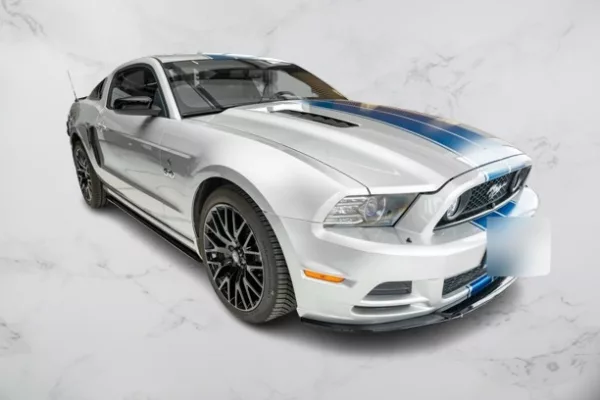 Ford Mustang GT CUIR PREMIUM CAMÉRA AVANT XÉNON – 424 CH FOR-253-2025 Caractéristiques Techniques Kilométrage : 115 500 km Mise en circulation : 01/2014 Carburant : Essence Couleur : Argent Nombre de places : 4 Nombre de portes : 3 Équipements : Sécurité ABS (Antiblocage des roues): Empêche les roues de se bloquer lors d’un freinage d’urgence, améliorant ainsi la maniabilité et la distance de freinage. ESP (Contrôle électronique de stabilité): Ce système améliore la stabilité du véhicule en cas de perte d’adhérence, réduisant ainsi le risque de dérapage. Isofix: Permettent d’installer des sièges pour enfants en toute sécurité. Confort Sièges sport: Offrent un excellent maintien et un confort accru, particulièrement lors de conduite dynamique. Volant en cuir: Assure une prise en main agréable et sportive. Volant multifonction: Permet de contrôler diverses fonctions du véhicule sans quitter le volant. Climatisation automatique: Maintient une température intérieure constante et agréable. Réglage électrique des sièges: Facilite le réglage de la position de conduite. Accoudoir central: Offre un espace de repos pour le bras et augmente le confort. Sièges chauffants: Assure un confort optimal, surtout pendant les mois froids. Technologie Écran tactile: Facilite l’utilisation des différentes fonctions du véhicule. Système de navigation: Guide le conducteur vers sa destination. Bluetooth: Permet de connecter votre smartphone pour passer des appels et écouter de la musique. Ordinateur de bord: Fournit des informations sur le véhicule (consommation, autonomie, etc.). Régulateur de vitesse: Maintient une vitesse constante, ce qui est particulièrement utile sur autoroute. Extérieur Jantes en alliage: Améliorent l’esthétique du véhicule et offrent une meilleure adhérence. Feux de jour à LED: Assurent une meilleure visibilité et un design moderne. Phares halogènes: Offrent une bonne visibilité. Rétroviseurs électriques: Facilite le réglage des rétroviseurs depuis l’intérieur du véhicule. Autres Verrouillage centralisé: Permet de verrouiller et de déverrouiller les portes à distance. Vitres électriques: Facilite l’ouverture et la fermeture des vitres. Système audio: Offre une expérience sonore agréable. Pneus été: Conçus pour une utilisation optimale par temps chaud et sec.